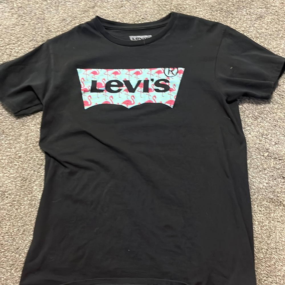 levi’s t-shirt